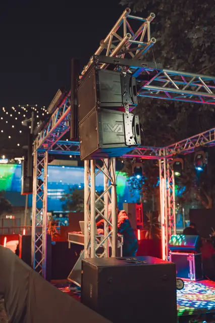 Sistema line array colgado